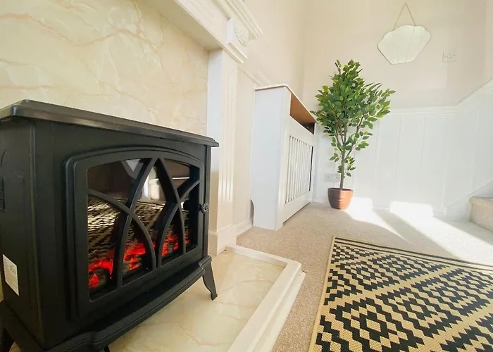 Coastal 2 Bedroom Maisonette With Parking