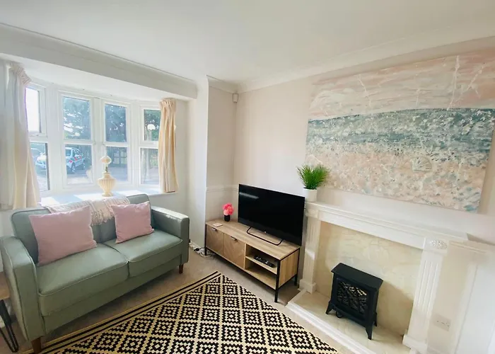 Coastal 2 Bedroom Maisonette With Parking