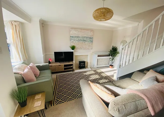 Coastal 2 Bedroom Maisonette With Parking